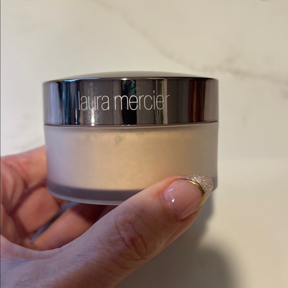 Laura Mercier Translucent Loose Setting Powder with Gold Lid - Picture 2 of 3